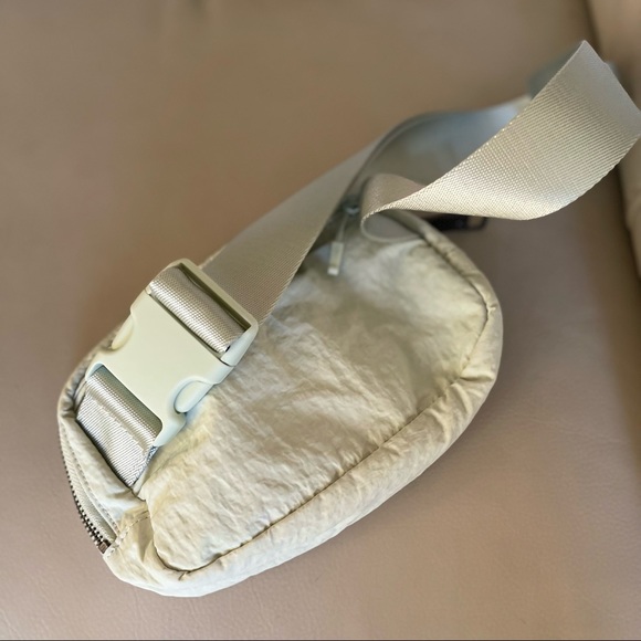 Lululemon Everywhere Belt Bag - Picture 4 of 5